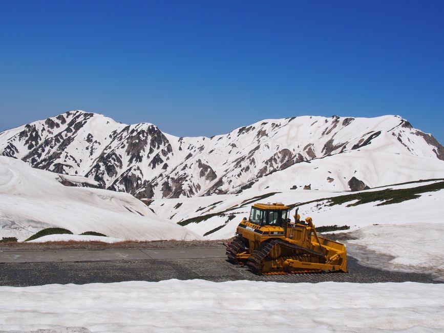 Tateyama Kurobe Alpine Route Snow Wall (Yuki no Otani)